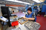 Einblick in die Produktionshalle im Werk in Schattdorf. (Bild: Boris Bürgisser/Neue LZ)