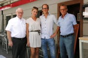 Andrea und Adrian Achermann übernehmen das Restaurant Rössli von den bisherigen Inhabern Josef Wyer (links) und Heinz Ulrich (rechts). (Bild: pd)