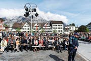 Das Glarner Stimmvolk an der Landsgemeinde im Mai 2013. Im Hintergrund ist das «Glarnerstübli» zu sehen. (Bild: Keystone/Christian Beutler)