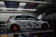 Ein getuntes Auto, das kontrolliert wurde. (Bild: Zuger Polizei (Steinhausen, 25. März 2017))