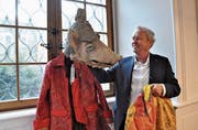 Paul Winiker mit Kostüm und Grend aus früheren Fasnachten. (Bild: Peter Soland (Luzern, 1. Februar 2018))