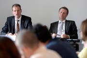 Sie informierten am Montag über die Vorgänge: Regierungsratspräsident Reto Wyss (links) und Finanzdirektor Marcel Schwerzmann. (Bild: Keystone / Urs Flüeler)
