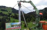 Das Seil wird über den Masten aufgezogen. (Bilder pd)