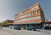 Am Bahnhof in Baar ist der Kleiderdieb den zivilen Fahndern ins Netz gegangen. (Bild: Screenshot Google Maps)
