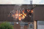 Die Flammen waren durch die Scheune hindurch gut sichtbar. (Bild: Luzerner Polizei)