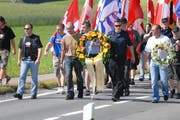 Es wäre nicht das erste Mal, dass Rechtsextreme in Sempach aufmarschieren. Das Bild zeigt den Gedenkmarsch von 2008. (Bild: Adrian Stähli / Neue LZ)