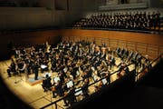 Das Luzerner Sinfonieorchester mit dem Staatlichen Chor Lettland und Solisten bei einem Konzert im Juni 2013 im KKL Luzern. (Bild: Boris Bürgisser / Neue LZ)