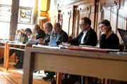 Für seine Sparvorschläge in den Bereichen Bildung und Quartierarbeit erhält der Luzerner Stadtrat vom Kinderparlament die Goldene Zitrone überreicht. (Archivbild Nadia Schärli/Neue LZ)