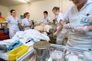 Blick ins Universitätsspital Lausanne: Angehende Ärzte sollen in eineinhalb Jahren auch in Luzern ihre medizinische Ausbildung absolvieren können. (Bild: Keystone/Salvatore Di Nolfi)