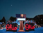 Oben: Hillary Clinton hält vor Anhängern eine Rede. Unten: Donald Trump umringt von Unterstützern.