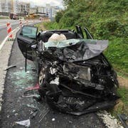 Das zertrümmerte, kleinere Auto. (Bild: Luzerner Polizei)