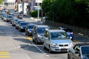 Stockender Verkehr durch Eschenbach. (Bild: Philipp Schmidli (Eschenbach, 13. Juni 2014))