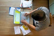 Mit der elektronischen Rechnung soll bei Zahlungen das Papier überflüssig gemacht werden. Im Bild: Ein Mann begleicht seine Rechnungen per Internet-Banking. (Bild: Keystone/Alessandro Della Bella)