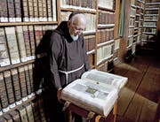 Bruder Oktavian Schmucki (1927–2018) in der Bibliothek des Klosters Wesemlin in Luzern.