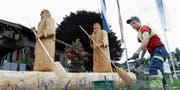 Die mannshohe Holzskulptur steht direkt an der Morgartenstrasse in Oberägeri. (Bild: Werner Schelbert (11. Juli 2017))