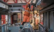 Arbeiter im Werk der SBB in Bellinzona, die bald in einen 360-Millionen-Neubau umziehen werden. (Bild: Gabriele Putzu/Keystone (Bellinzona, 3. Februar 2017))