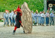Da müht sich der Teufel (Manuel Kühne) vergeblich: Mit eingeritztem Kreuz ist der mächtige Felsstein auch ihm zu schwer. (Bild: Keystone/Urs Flüeler)