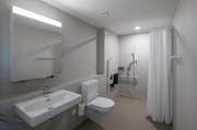 Neu verfügen alle Zimmer über eine rollstuhlgängige Dusche. (Bild: Pius Amrein / LZ (Luzern, 14. August 2017))