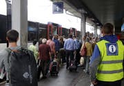 Bahnpassagiere am Bahnhof Arth-Goldau. (Symbolbild Keystone)