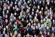 Sie setzen ein Zeichen gegen die Sparpläne: Schüler, Lehrer und Angestellte der Kanti Reussbühl. (Bild PD)