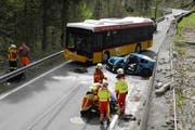 Kollision zwischen einem Postauto und einem Auto auf der Wägitalstrasse von Siebnen in Richtung Wägital. (Bild: Kantonspolizei Schwyz)