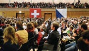Gutbesuchte Einbürgerungsfeier im Zürcher Kongresshaus. (Symbolbild Keystone)