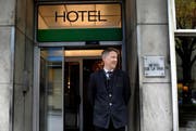Hoteldirektor Ferdinand Zehnder steht hinter dem Projekt «Nette Toilette». In seinem Restaurant Lapin können Gäste ohne Konsumpflicht auf Toilette. (Bild: Nadia Schärli / Neue LZ)