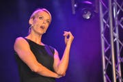 Stéphanie Berger am Comedy Abend des Lakeside Festivals Hergiswil am 7.7.16. Stéphanie Berger nahm sich selber auf die Schippe und riss die Besucher von Lachträne zu Lachträne (Bild: Birgit Scheidegger (Hergiswil, 7. Juli 2016))