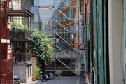 Ein Blick in die Steinenstrasse und ihr Wandgemälde. (Bild: Stefanie Nopper (21.Juni 2017, Luzern))