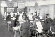 Angehende Kaufleute in Luzern beim Maschinenschreiben (um 1930). (Bild: KV Luzern)