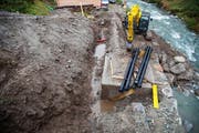 Vom Pumpenhaus an der Unteralpreuss werden Leitungen für die Beschneiungsanlage gezogen. (Bild PD)