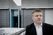 Auf dem Bild zu sehen ist Ignaz Walker vor dem Gefängnis-Gebäude Grosshof am 29. Januar 2015. (Bild: Pius Amrein)