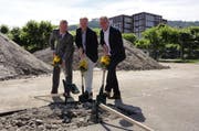 V.l.n.r.: Bildungsdirektor Stephan Schleiss, Peter Hörler, Direktor der Kantonsschule Zug, und Landammann Heinz Tännler setzen zum Spatenstich für das Schulraumprovisorium der «Kanti» an. (Bild: PD)