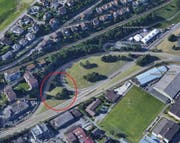 Im rot markierten Bereich werden die Strassenabwasser-Behandlungsanlage und das Retentionsbecken erbaut. (Bild: Google Maps)
