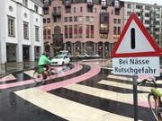 Velofahren vor dem Theaterplatz ist bei Regen mit Vorsicht zu geniessen. Die Stadt warnt neu mit einem Schild vor der Rutschgefahr. (Bild: Stefanie Nopper (03.10.2017, Luzern))