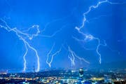 Heftige Gewitter wie dieses hier über Zürich dürften am Dienstagabend, 6. August auch in der Zentralschweiz auftreten. (Bild: Keystone (Archiv))