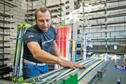 Immer wieder fährt Thomas Hänsli mit seinen Fingern über die Ski. Er spürt, welche beiden Bretter zueinander gehören. (Bild Dominik Wunderli)