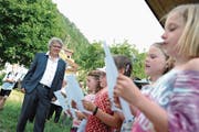 Schüler singen Christoph Schillig bei der Feier im Park des Schlosses Rudenz in Flüelen ein Lied. (Bild: Urs Hanhart (Altdorf, 21. Juni 2017))