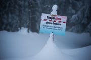 Eine Tafel warnt vor einer Wildschutzzone. (Bild: Dominik Wunderli / Neue LZ)