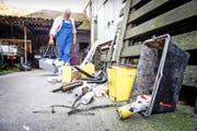 Manfred Stirnimann mit Gegenständen, die er kürzlich von den Dächern der Bahnhofperrons geräumt hat. (Bild Manuela Jans-Koch)