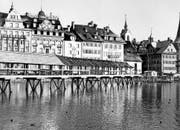 1969 wurde die Kapellbrücke zuletzt komplett ab- und wieder aufgebaut, um die Stützen zu ersetzen. (Bild Stadtarchiv Luzern)