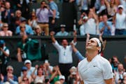 Wird von seinen Gefühlen übermannt: Roger Federer. (Bild: Adrian Dennis/AFP (Wimbledon, 16. Juli 2017))