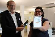 Die erste Transaktion ist erfolgt: Stadtpräsident Dolfi Müller und die Leiterin der Einwohnerkontrolle, Mélanie Schenker. (Bild: pd)