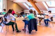 Konzentriert bei der Sache: Zuger Schülerinnen und Schüler messen ihre Sprachkenntnisse im Test am Tablet. (Bild: PD/ Bildungsdirektion des Kantons Zug)