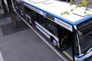 Ein Bus wurde in Cham in einen Unfall verwickelt. Im Symbolbild: Ein Bus der Zugerland Verkehrsbetriebe. (Bild: Werner Schelbert)