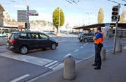 Immer wieder biegen Autos verbotenerweise von der Pilatusstrasse herkommend nach rechts zum Bahnhof ab. (Bild Philipp Schmidli)