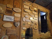 Der Bundesrat verzichtet auf eine Gedenkfeier zum 600. Jahrestag der Geburt von Niklaus von Flüe. Im Bild: Holzplaketten mit Danksagungen in der Bruder-Klaus-Pilgerstätte im Tal von Flüeli-Ranft. (Archvbild) (Bild: Keystone/URS FLUEELER)