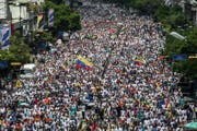 Die Demonstranten zogen am Donnerstag durch Caracas. (Bild: EPA/Cristian Hernández)