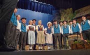 Die Bühne authentisch gestaltet, das Tenü urchig: der Jodlerklub Baarburg bei seinem Frühlingskonzert. (Bild: Patrick Hürlimann (Baar, 22. April 2017))