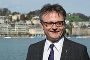 Stefan Roth (CVP) wirbt auf Plakaten sowohl mit Manuela Jost (GLP) als auch mit Rolf Hermetschweiler (SVP) (Bild: Archiv/Neue LZ)